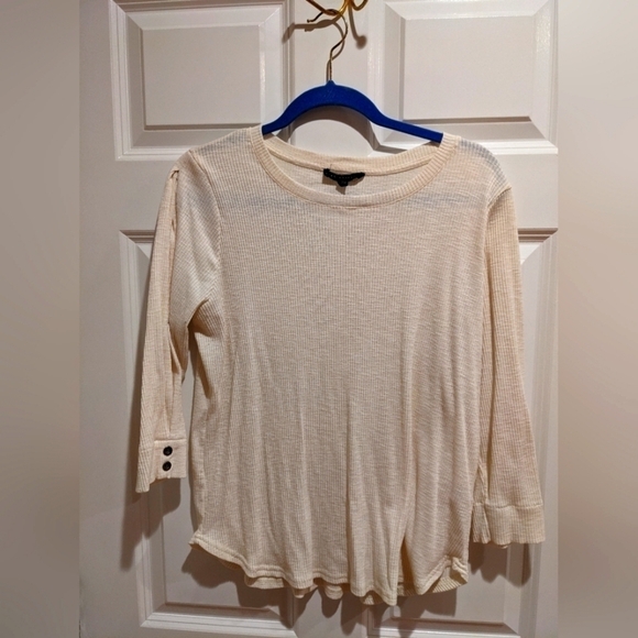 Tops - Cream colored 3/4 sleeve tshirt